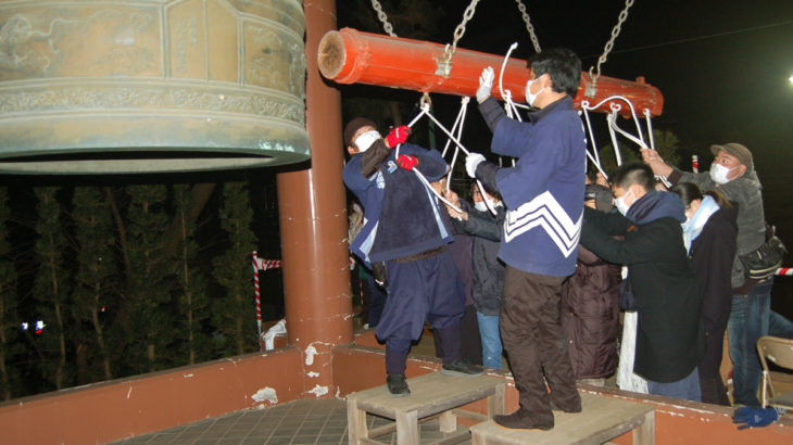 大晦日の中山法華経寺で市民1000人が除夜の鐘、10代～20代の若者も多く集まる