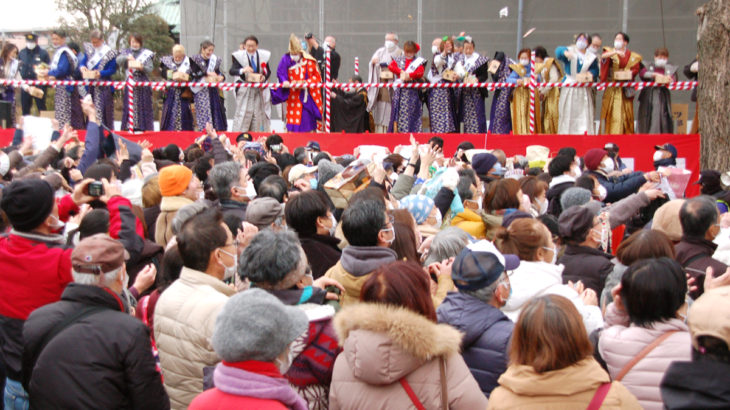 中山法華経寺、3年ぶりの豆まきに数千人が来場